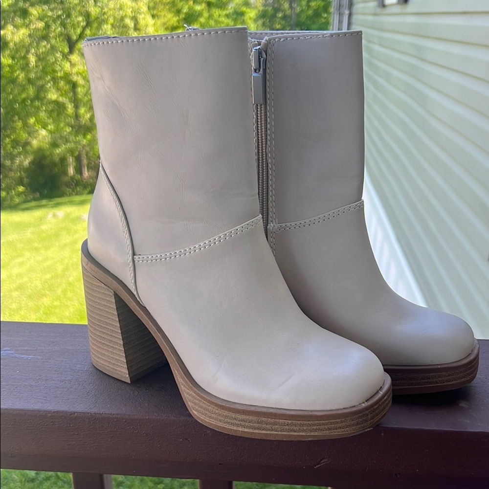 Universal Thread- ivory boots size 6.5
